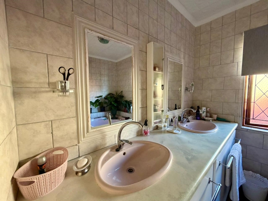 6 Bedroom Property for Sale in Heiderand Western Cape